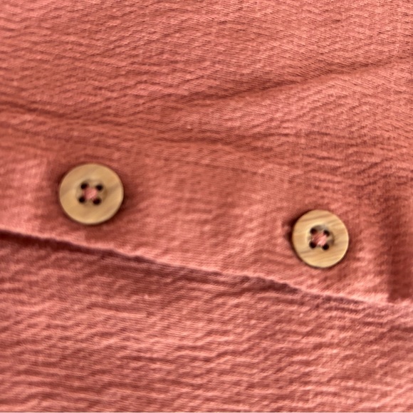 9 month old Carter’s ruffle sleeve textured romper with wood detail buttons - Picture 4 of 4